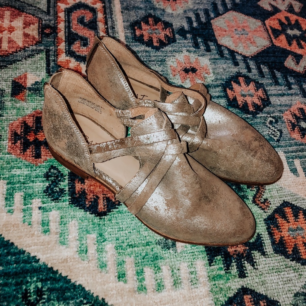 DIBA TRUE gold shoes NWOT